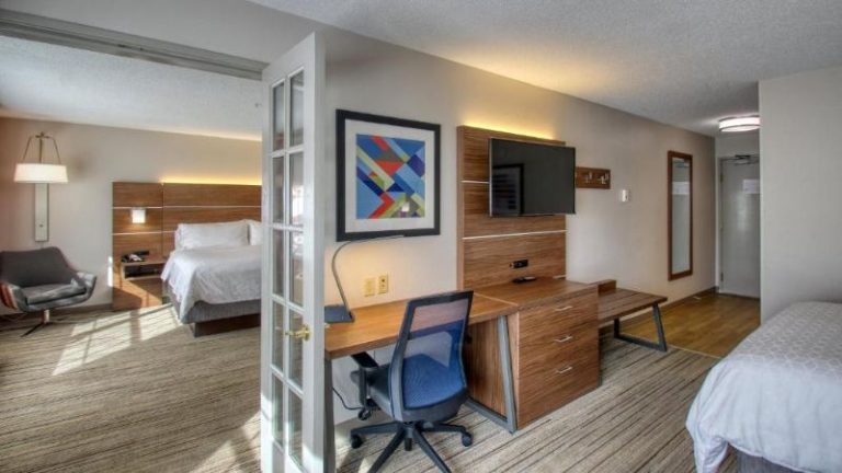 Holiday Inn Express & Suites Oshkosh-Sr 41, an IHG Hotel