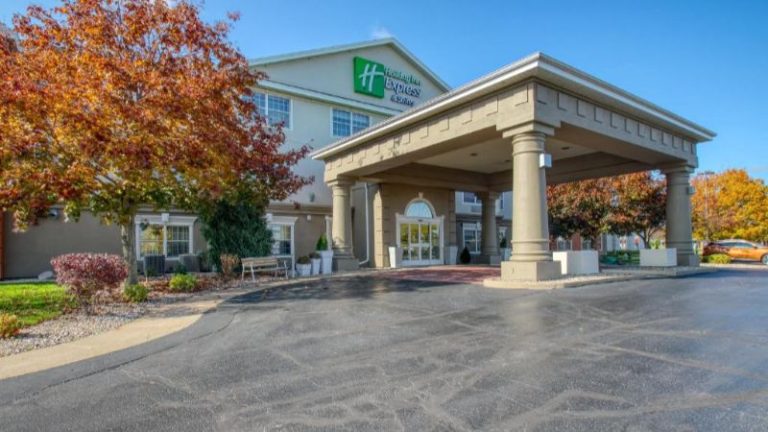 Holiday Inn Express & Suites Oshkosh-Sr 41, an IHG Hotel