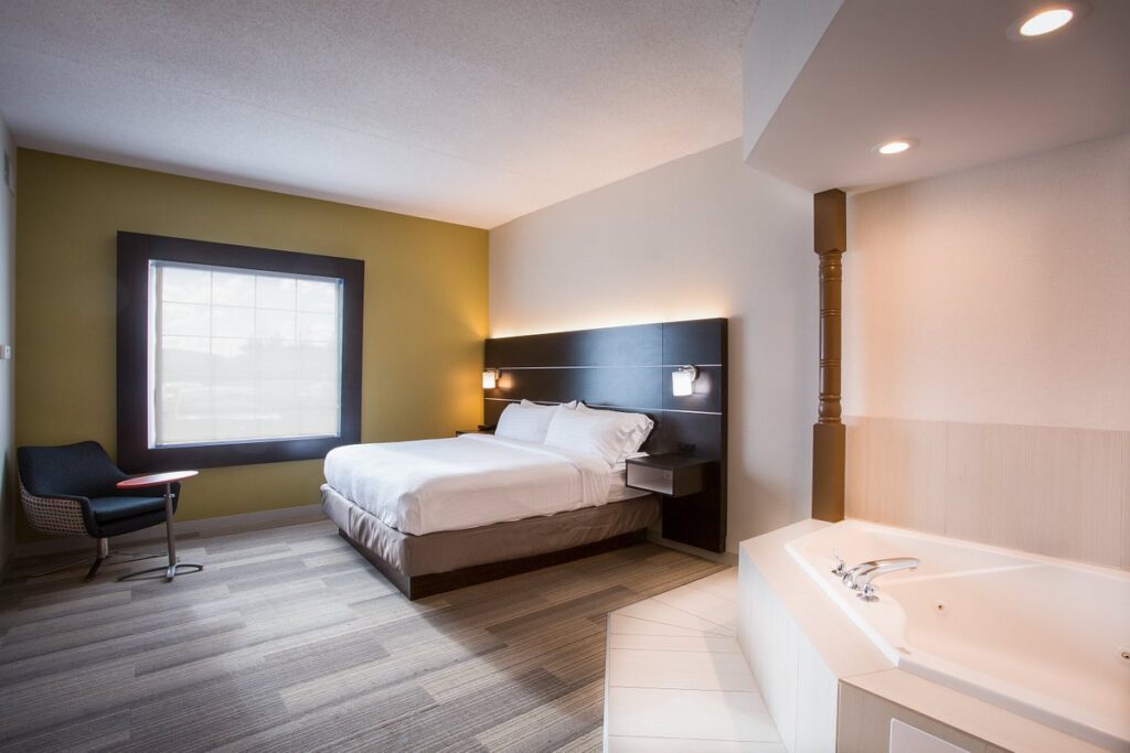 Holiday Inn Express & Suites Reading Airport, an IHG Hotel