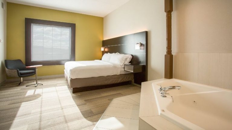 Holiday Inn Express & Suites Reading Airport, an IHG Hotel