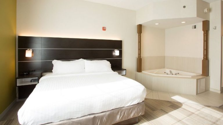 Holiday Inn Express & Suites Reading Airport, an IHG Hotel