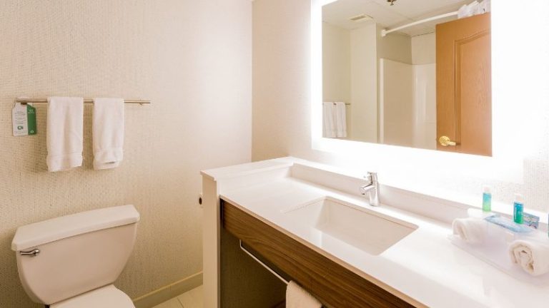 Holiday Inn Express & Suites Reading Airport, an IHG Hotel