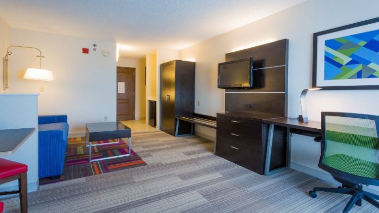 Holiday Inn Express & Suites Reading Airport, an IHG Hotel