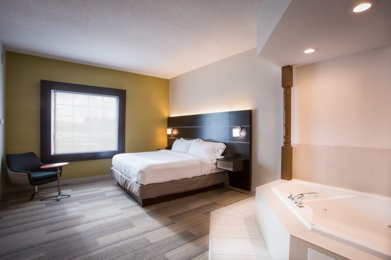 Holiday Inn Express & Suites Reading Airport, an IHG Hotel