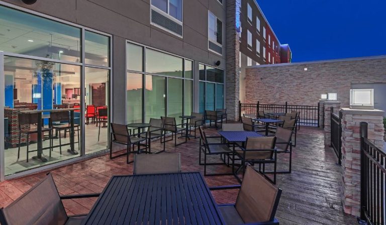 Holiday Inn Express & Suites Tulsa South – Woodland Hills, an IHG Hotel