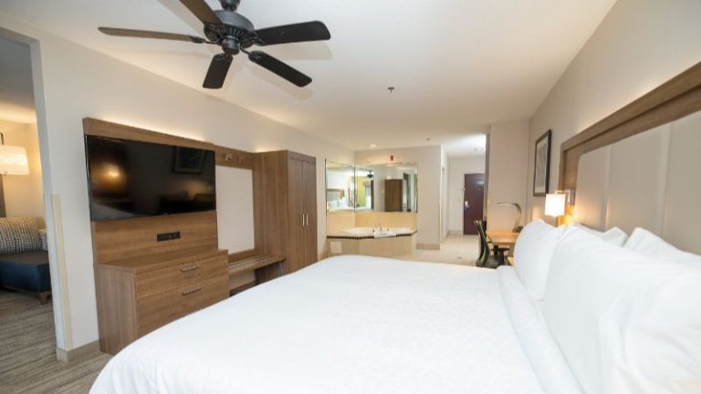 Holiday Inn Express & Suites Clinton, an IHG Hotel