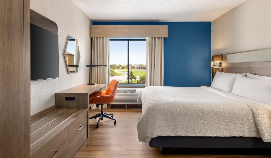 Holiday Inn Express & Suites Indianapolis W – Airport Area, an IHG Hotel, room with private jacuzzi, photo 3