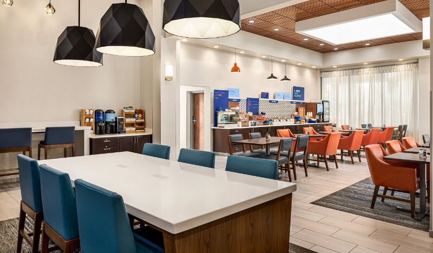 Holiday Inn Express & Suites Indianapolis W – Airport Area, an IHG Hotel, room with private jacuzzi, photo 8