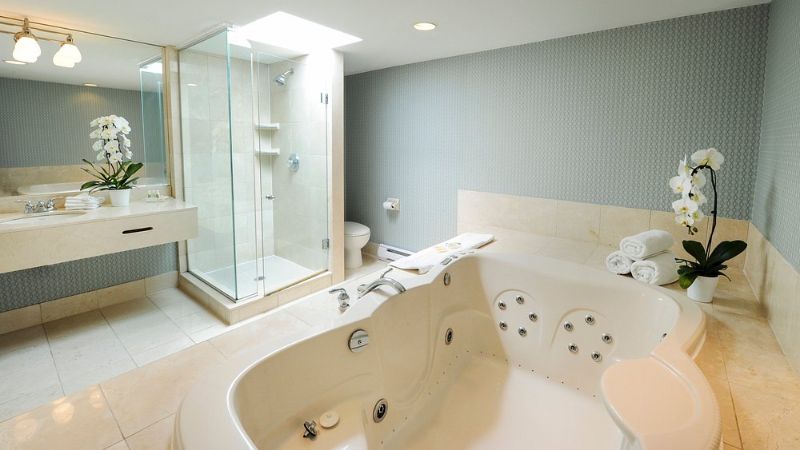 Holiday Inn Niagara Falls – by the Falls, an IHG Hotel, room with private jacuzzi, photo 1
