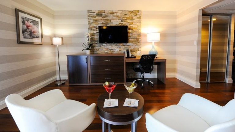 Holiday Inn Niagara Falls – by the Falls, an IHG Hotel
