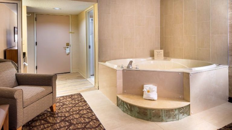 Holiday Inn & Suites Warren