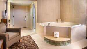 Holiday Inn Suites Warren - jacuzzi hotel room