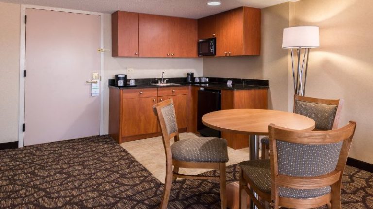 Holiday Inn & Suites Warren