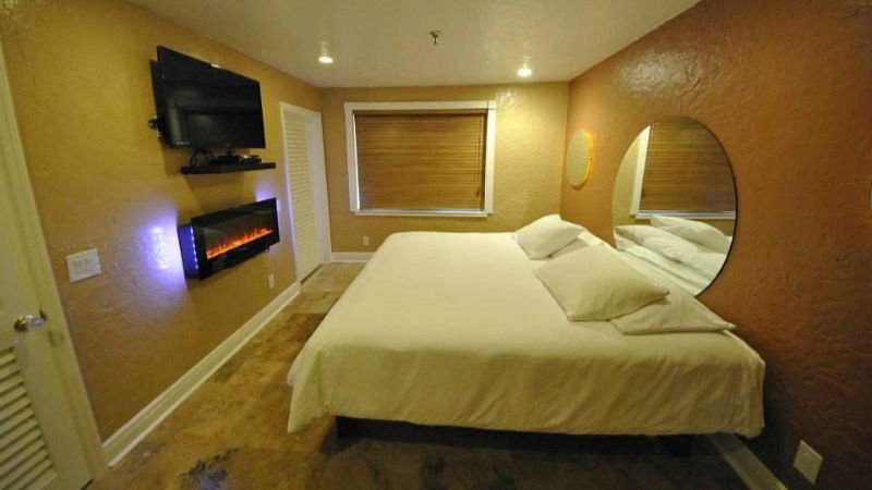 Hyde Park Hotel, room with private jacuzzi, photo 3