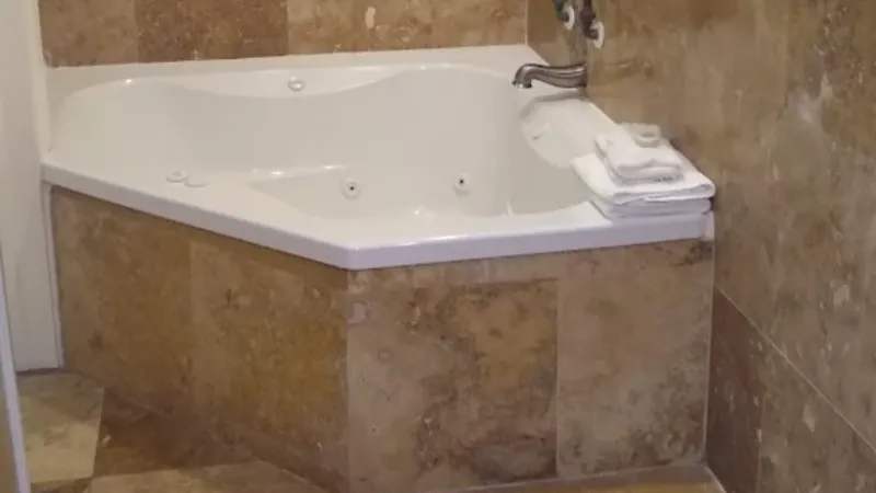 Hyde Park Hotel, room with private jacuzzi, photo 2