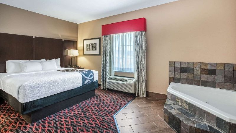 La Quinta Inn Suites by Wyndham Conway 1 - jacuzzi hotel room