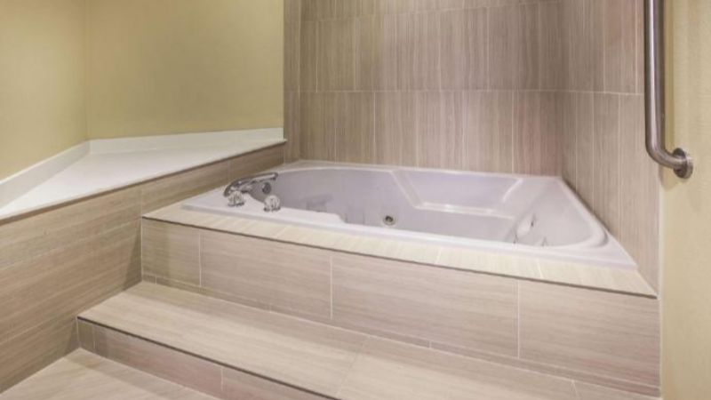 La Quinta Inn & Suites by Wyndham Kokomo, room with private jacuzzi, photo 1