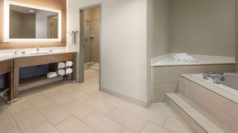 La Quinta Inn & Suites by Wyndham Kokomo, room with private jacuzzi, photo 2