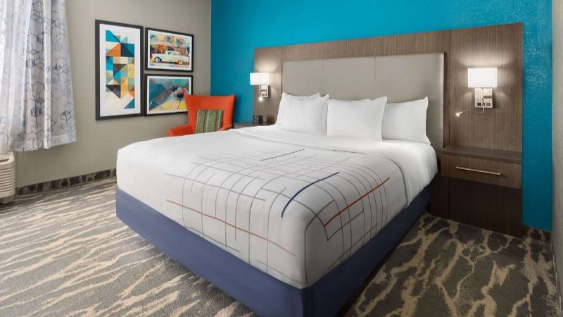 La Quinta Inn & Suites by Wyndham Kokomo, room with private jacuzzi, photo 3
