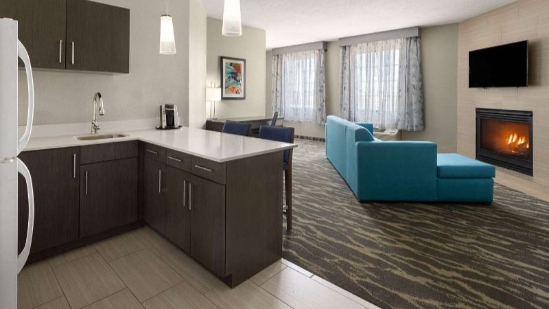 La Quinta Inn & Suites by Wyndham Kokomo, room with private jacuzzi, photo 4