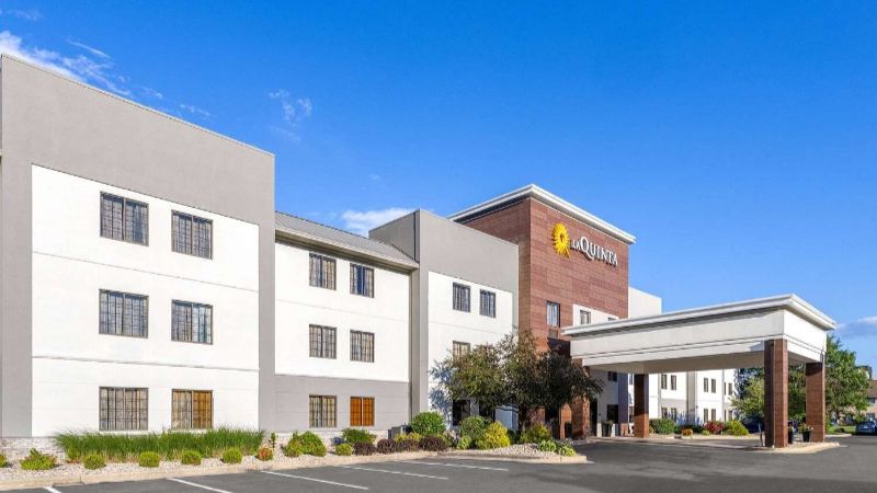 La Quinta Inn & Suites by Wyndham Kokomo, room with private jacuzzi, photo 5