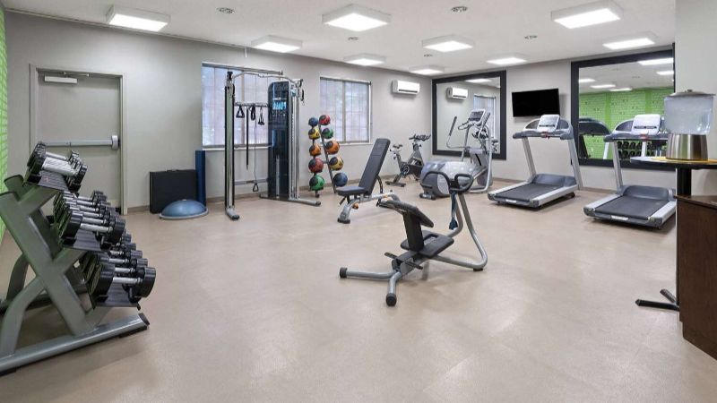 La Quinta Inn & Suites by Wyndham Kokomo, room with private jacuzzi, photo 7