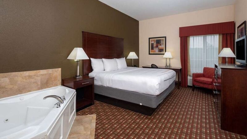 La Quinta Inn Suites by Wyndham Macon West - jacuzzi hotel room