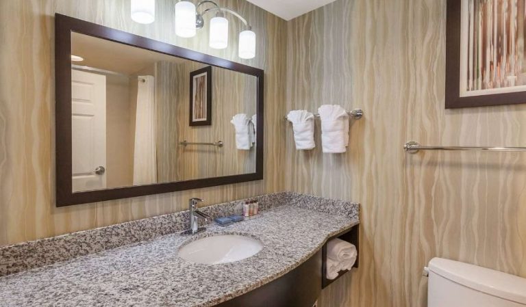La Quinta Inn & Suites by Wyndham Tulsa Midtown