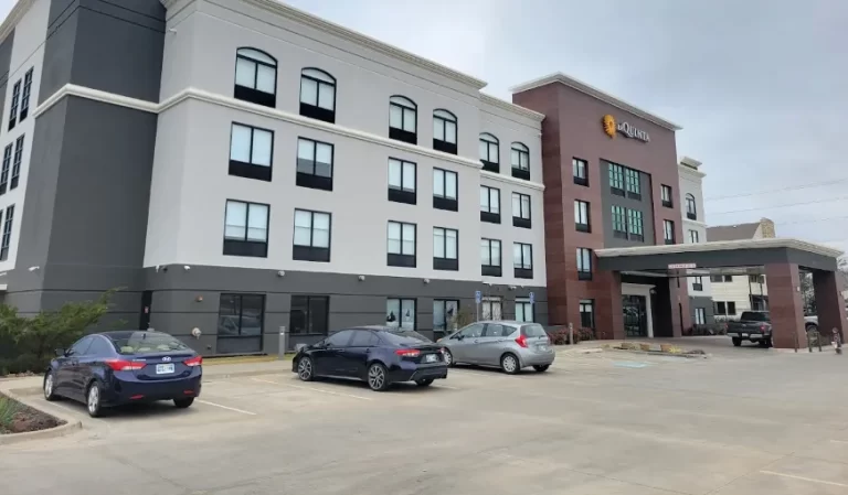 La Quinta Inn & Suites by Wyndham Tulsa Midtown