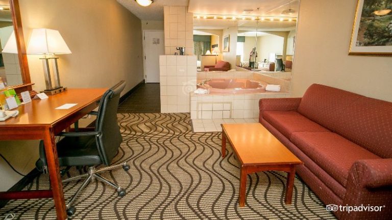 La Quinta Inn by Wyndham Sandusky Near Cedar Point