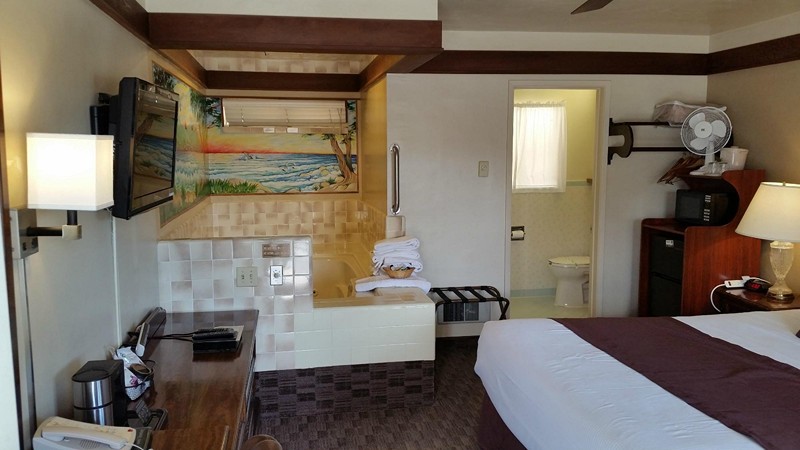 Lone Oak Lodge, room with private jacuzzi, photo 3