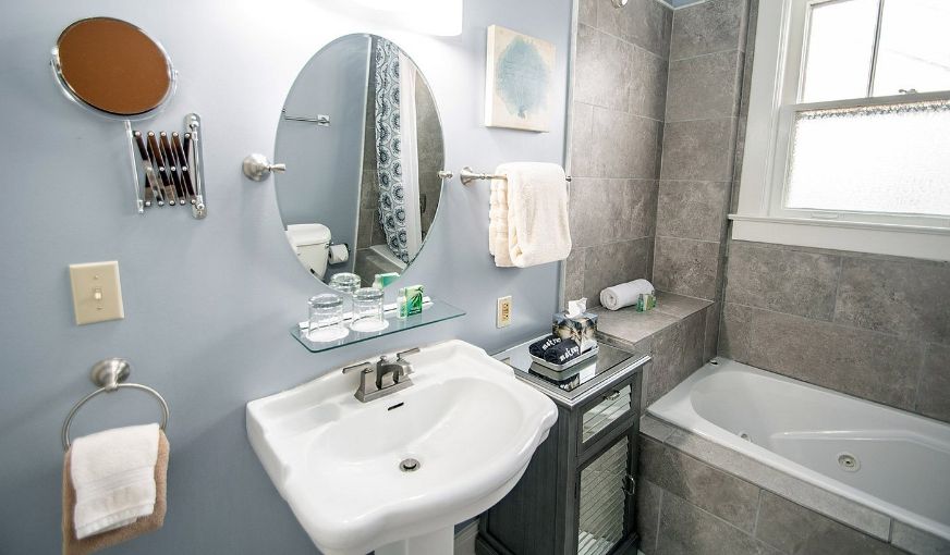 Looking Glass Inn, room with private jacuzzi, photo 6