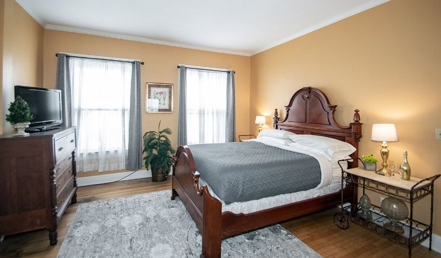 Looking Glass Inn, room with private jacuzzi, photo 7