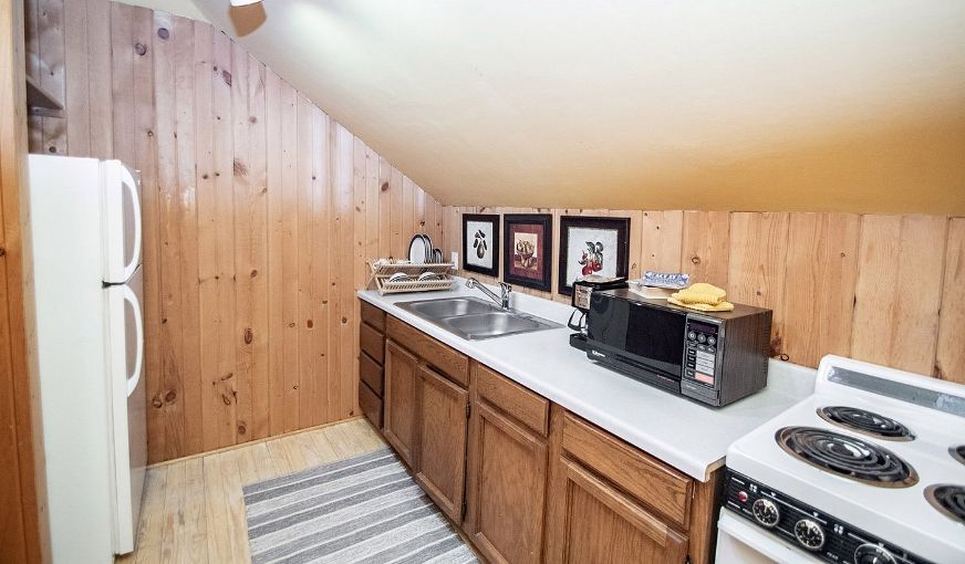 Looking Glass Inn, room with private jacuzzi, photo 8