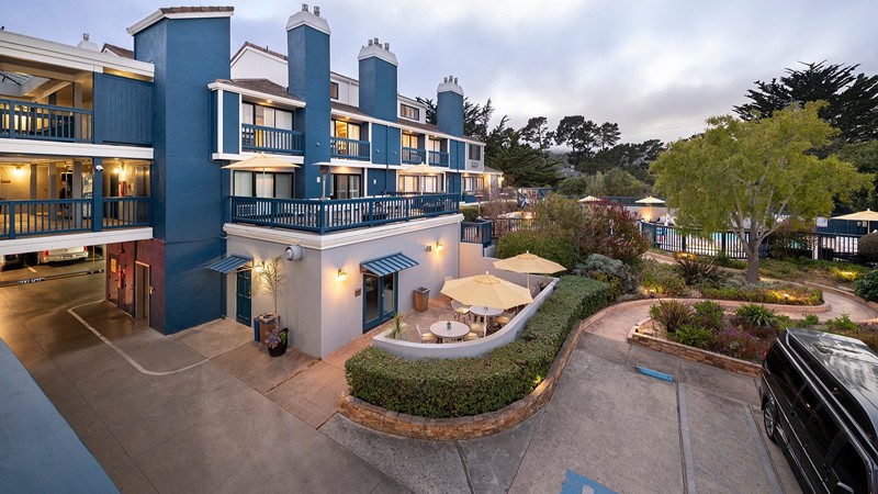 Mariposa Inn and Suites, room with private jacuzzi, photo 4