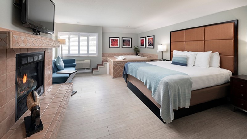 Mariposa Inn and Suites, room with private jacuzzi, photo 1