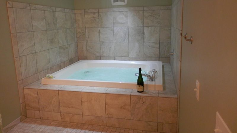 Pigeon Creek Inn, room with private jacuzzi, photo 2
