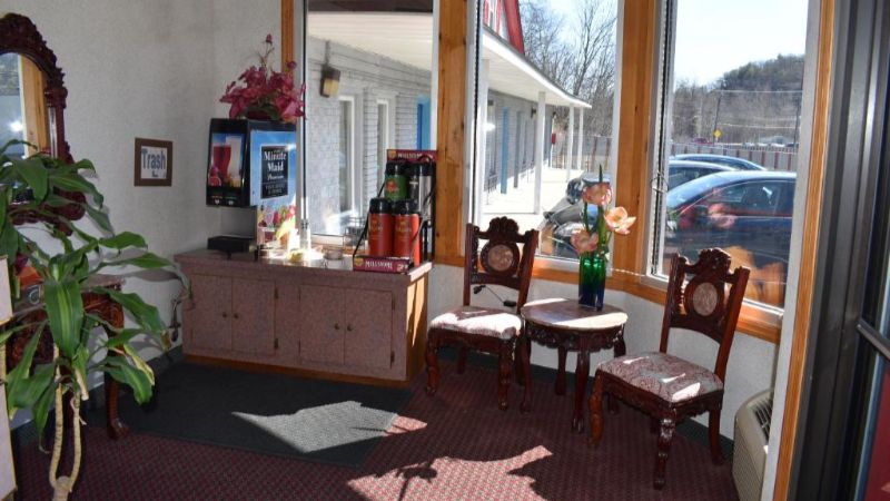 Pocono Night Lodge, room with private jacuzzi, photo 4