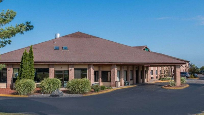 Quality Inn Hudsonville, room with private jacuzzi, photo 7