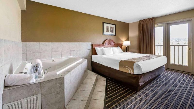 Quality Inn & Suites Sevierville – Pigeon Forge: the King Room with Hot Tub in Sevierville, TN