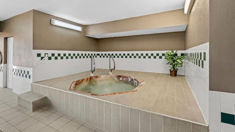 Quality Inn and Suites Des Moines airport