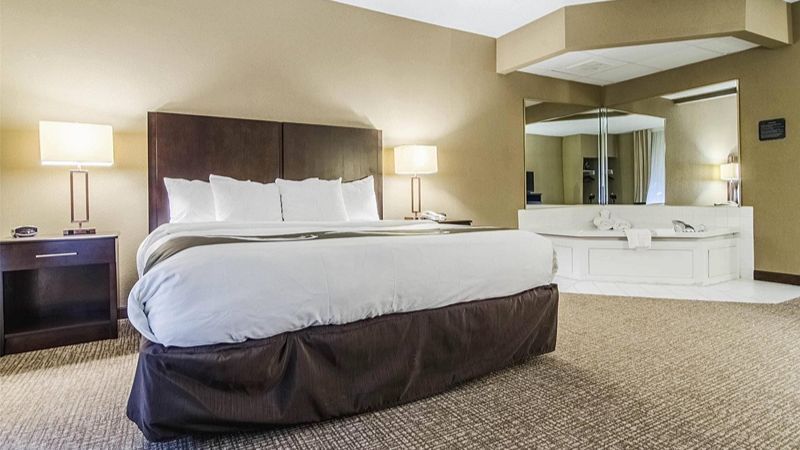 Quality Suites, room with private jacuzzi, photo 8