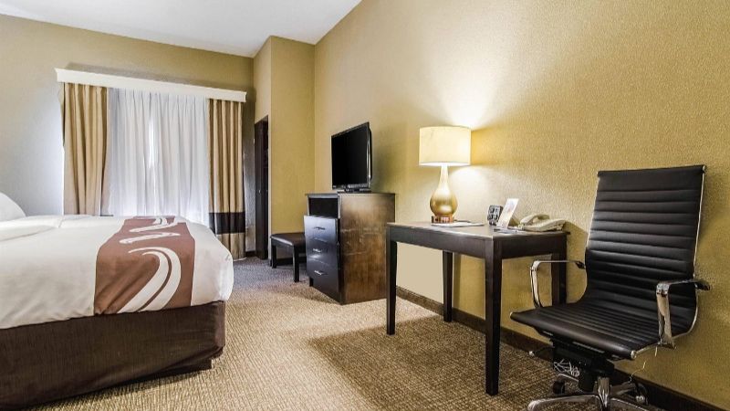 Quality Suites, room with private jacuzzi, photo 2
