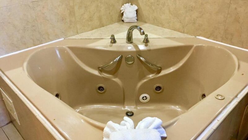Red Carpet Inn Stamford - jacuzzi hotel room
