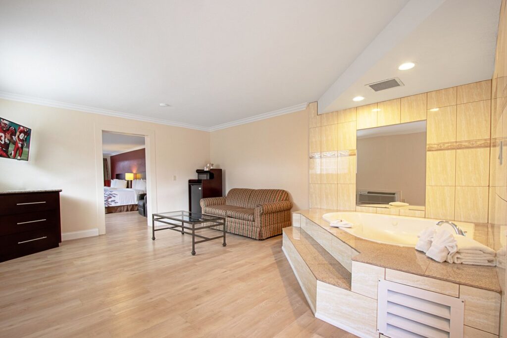 Red Roof Inn & Suites Monterey, room with private jacuzzi, photo 2