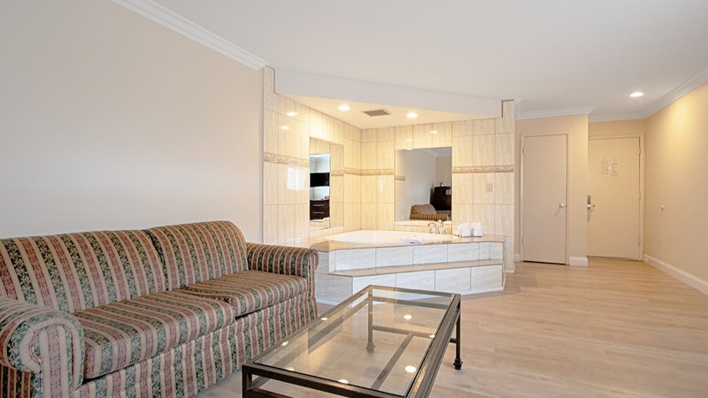 Red Roof Inn & Suites Monterey, room with private jacuzzi, photo 3