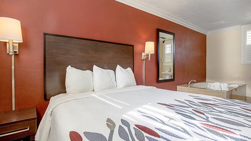 Red Roof Inn & Suites Monterey, room with private jacuzzi, photo 4