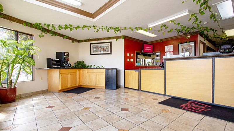 Red Roof Inn & Suites Monterey, room with private jacuzzi, photo 7