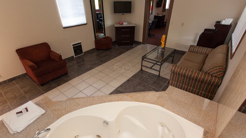 Red Roof Inn & Suites Monterey, room with private jacuzzi, photo 5
