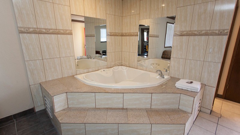 Red Roof Inn & Suites Monterey, room with private jacuzzi, photo 6